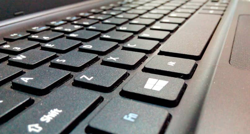 Uso del teclado en inglés en laptop